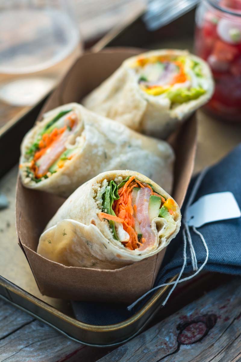 Sommer Burrito mit Räucherlachs und Dill-Wraps, Lachs Wrap, Picknick am Hafen
